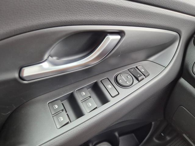 Hyundai i30 Kombi 1.0 T-GDI 100PS Automatik Sitzheizung Lenkradheizung Klimaautomatik Navi 10,25"-Touchscreen DAB+ wireless Apple CarPlay + Android Auto PDC v+h Rückf.Kamera 16-LM 