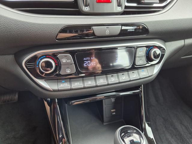 Hyundai i30 Kombi 1.0 T-GDI 100PS Automatik Sitzheizung Lenkradheizung Klimaautomatik Navi 10,25"-Touchscreen DAB+ wireless Apple CarPlay + Android Auto PDC v+h Rückf.Kamera 16-LM 