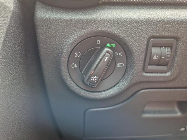 Skoda Fabia 1.0 TSI 95PS Selection 5-türig Rückf.Kamera Parksensoren Sitzheizung Multifunktionslenkrad Klima Skoda-Radio Bluetooth Touchscreen Tempomat Nebelsch. Apple CarPlay + Android Auto 