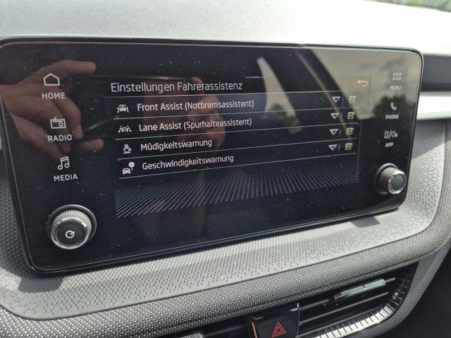 Skoda Fabia 1.0 TSI 95PS Selection 5-türig Rückf.Kamera Parksensoren Sitzheizung Multifunktionslenkrad Klima Skoda-Radio Bluetooth Touchscreen Tempomat Nebelsch. Apple CarPlay + Android Auto 