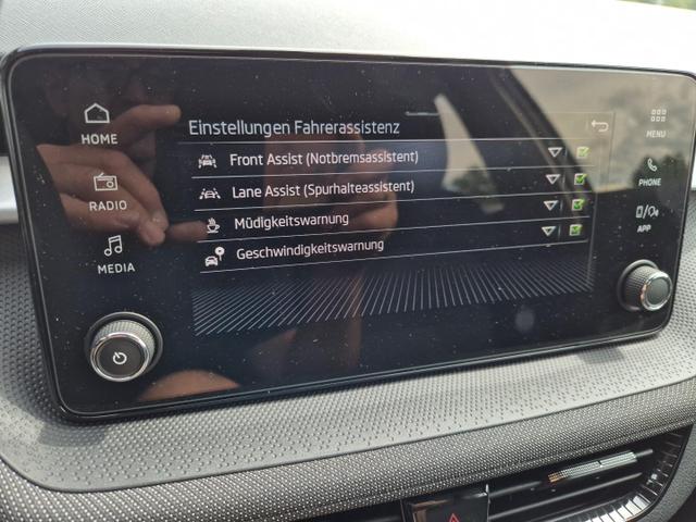 Skoda Fabia 1.0 TSI 95PS Selection 5-türig Rückf.Kamera Parksensoren Sitzheizung Multifunktionslenkrad Klima Skoda-Radio Bluetooth Touchscreen Tempomat Nebelsch. Apple CarPlay + Android Auto 