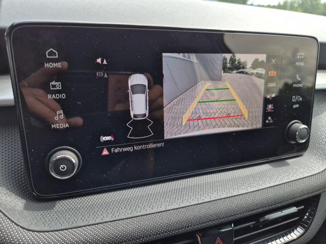 Skoda Fabia 1.0 TSI 95PS Selection 5-türig Rückf.Kamera Parksensoren Sitzheizung Multifunktionslenkrad Klima Skoda-Radio Bluetooth Touchscreen Tempomat Nebelsch. Apple CarPlay + Android Auto 