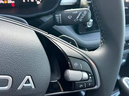 Skoda Fabia 1.0 TSI 115PS DSG Selection 5-türig 15"LM Rückf.Kamera Parksensoren Sitzheizung Multifunktionslenkrad Klima Skoda-Radio Bluetooth Touchscreen Tempomat Nebelsch. Apple CarPlay + Android Auto 