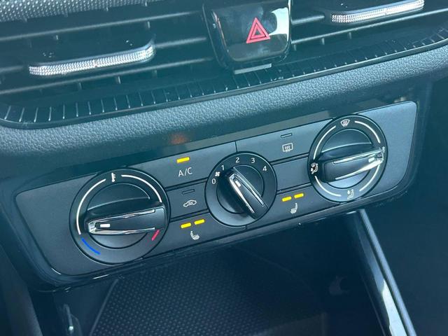 Skoda Fabia 1.0 TSI 115PS DSG Selection 5-türig 15"LM Rückf.Kamera Parksensoren Sitzheizung Multifunktionslenkrad Klima Skoda-Radio Bluetooth Touchscreen Tempomat Nebelsch. Apple CarPlay + Android Auto 