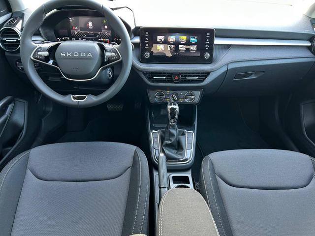 Skoda Fabia 1.0 TSI 115PS DSG Selection 5-türig 15"LM Rückf.Kamera Parksensoren Sitzheizung Multifunktionslenkrad Klima Skoda-Radio Bluetooth Touchscreen Tempomat Nebelsch. Apple CarPlay + Android Auto 