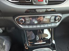 Hyundai i30 Kombi 1.5 T-GDI 95PS Sitzheizung Lenkradheizung Klimaautomatik Tempomat Navi Apple CarPlay + Android Auto PDC v+h Rückf.Kamera 17-LM 