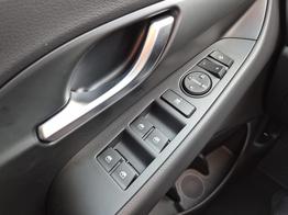 Hyundai i30 Kombi 1.5 T-GDI 95PS Sitzheizung Lenkradheizung Klimaautomatik Tempomat Navi Apple CarPlay + Android Auto PDC v+h Rückf.Kamera 17-LM 