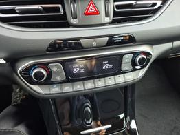 Hyundai i30 Kombi 1.5 T-GDI 95PS Sitzheizung Lenkradheizung Klimaautomatik Tempomat Navi Apple CarPlay + Android Auto PDC v+h Rückf.Kamera 17-LM 