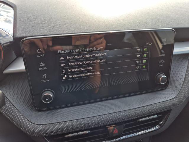 Skoda Fabia 1.0 TSI 115PS DSG Selection 5-türig 15"LM Rückf.Kamera Parksensoren Sitzheizung Multifunktionslenkrad Klima Skoda-Radio Bluetooth Touchscreen Tempomat Nebelsch. Apple CarPlay + Android Auto 
