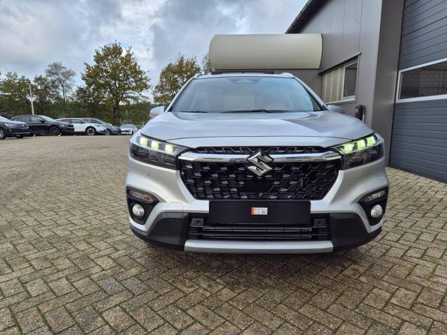 Suzuki S-Cross Comfort+ 129PS Automatik MHEV 4x4 ALLGRIP 1.4 Boosterjet Pano-Dach Teilleder Navi Klimaautomatik Sitzheizung ACC PDC v+h 4x Kamera Suzuki-Radio Apple CarPlay Android Auto Touchscreen 2xKeyless 17-LM 