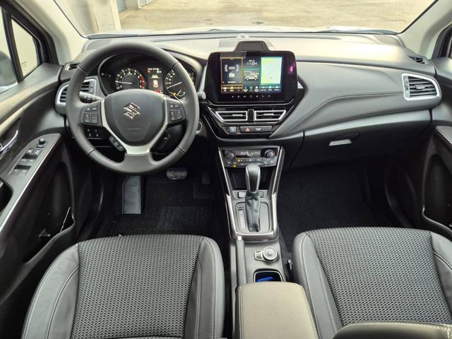 Suzuki S-Cross Comfort+ 129PS Automatik MHEV 4x4 ALLGRIP 1.4 Boosterjet Pano-Dach Teilleder Navi Klimaautomatik Sitzheizung ACC PDC v+h 4x Kamera Suzuki-Radio Apple CarPlay Android Auto Touchscreen 2xKeyless 17-LM 