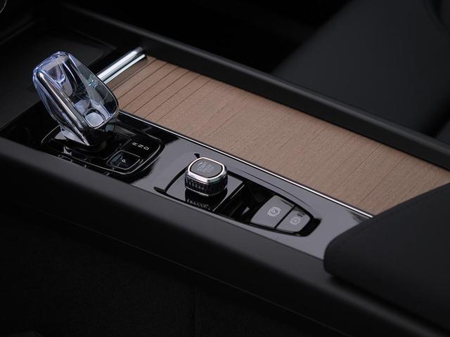 Volvo XC60 T6 Ultra AWD PHEV 350PS Automatik elektr. PanoDach Nappaleder 360°Kamera PDC v+h ACC el.Heckklappe Harma/Kadon-Sound Klimaautomatik Standheizung Sitzheizung Lenkradheizung Frontscheibe beheizb. Navi Apple CarPlay Android Auto 20-LM 