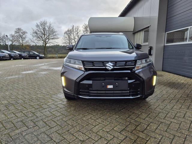 Suzuki Vitara Comfort+ 110PS Automatik MHEV 4x4 ALLGRIP 1.4 Boosterjet Allrad Teilleder Navi Klimaautomatik Sitzheizung ACC PDC v+h Rückf.Kamera Suzuki-Radio Apple CarPlay Android Auto Touchscreen 2xKeyless 17-LM 