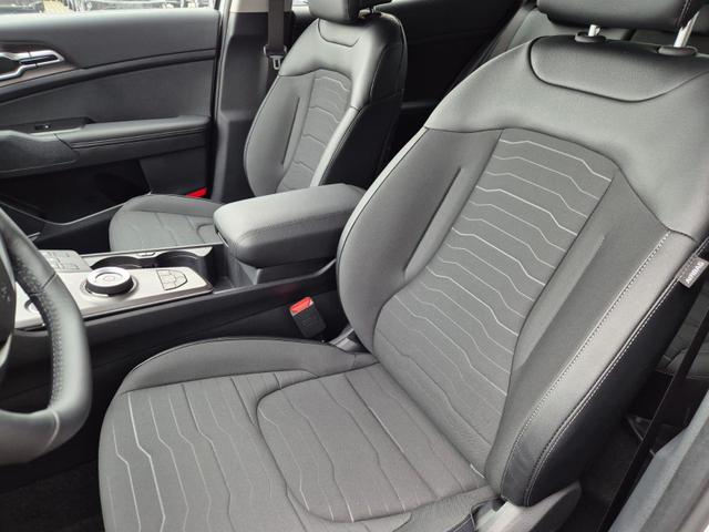 Kia Sportage Spirit 1.6 T-GDI 150PS Automatik NEUES MODELL MY26 FACELIFT Teil-Leder 18"LM Sitzheizung v+h Lenkradheizung Klimaautomatik ACC Navi Bluetooth Touchscreen Apple CarPlay Android Auto PDC R&uuml;ckf.Kamera 2x Keyless 