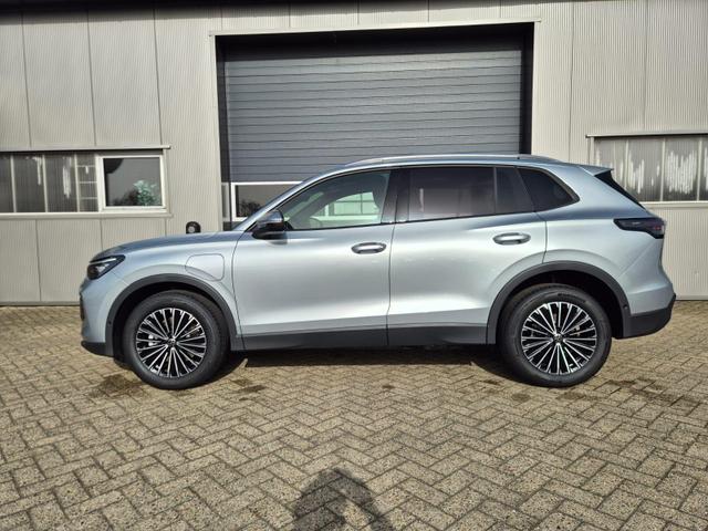 Volkswagen Tiguan Life 1,5 l eHybrid OPF 204PS DSG Design Paket "Dark" LED-Plus-Scheinw. elektr. Heckklappe Sitzheizung v+h Lenkradheizung Frontscheibe beheizb. R&uuml;ckf.Kamera Klimaautomatik VW-Radio Bluetooth wireless Apple CarPlay + Android Auto PDC ACC 2xKeyl 