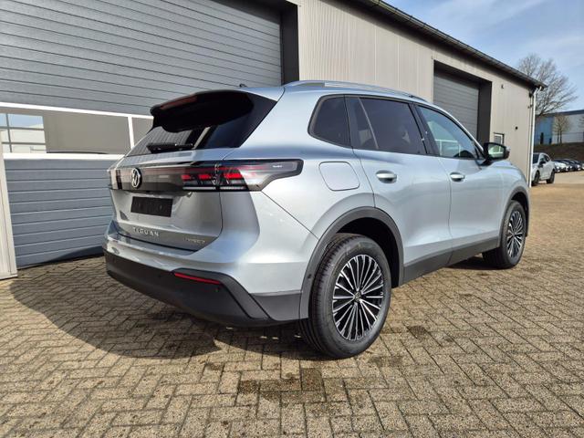 Volkswagen Tiguan Life 1,5 l eHybrid OPF 204PS DSG Design Paket "Dark" LED-Plus-Scheinw. elektr. Heckklappe Sitzheizung v+h Lenkradheizung Frontscheibe beheizb. R&uuml;ckf.Kamera Klimaautomatik VW-Radio Bluetooth wireless Apple CarPlay + Android Auto PDC ACC 2xKeyl 