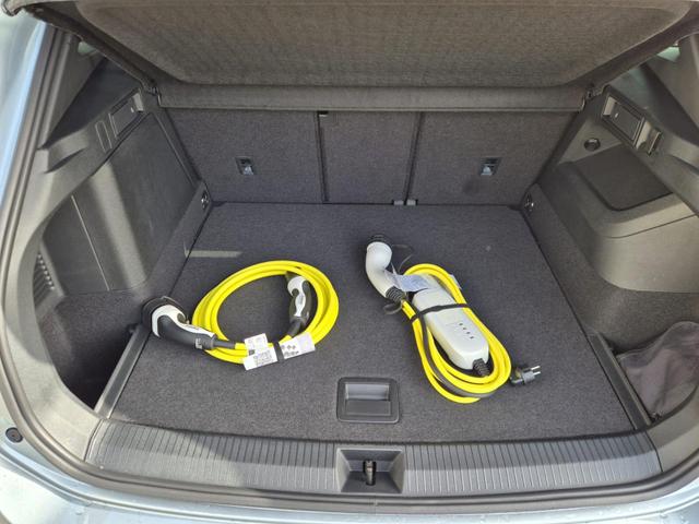 Volkswagen Tiguan Life 1,5 l eHybrid OPF 204PS DSG Design Paket "Dark" LED-Plus-Scheinw. elektr. Heckklappe Sitzheizung v+h Lenkradheizung Frontscheibe beheizb. R&uuml;ckf.Kamera Klimaautomatik VW-Radio Bluetooth wireless Apple CarPlay + Android Auto PDC ACC 2xKeyl 