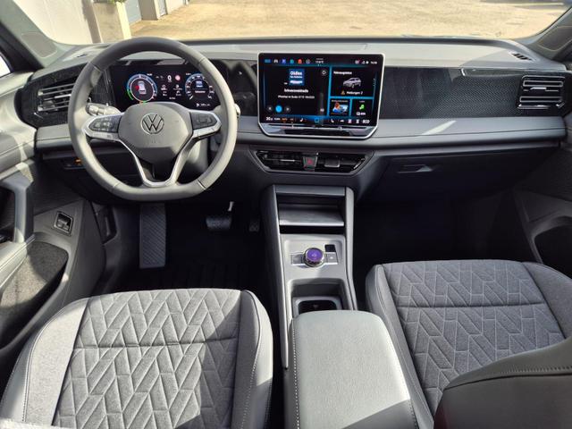 Volkswagen Tiguan Life 1,5 l eHybrid OPF 204PS DSG Design Paket "Dark" LED-Plus-Scheinw. elektr. Heckklappe Sitzheizung v+h Lenkradheizung Frontscheibe beheizb. R&uuml;ckf.Kamera Klimaautomatik VW-Radio Bluetooth wireless Apple CarPlay + Android Auto PDC ACC 2xKeyl 