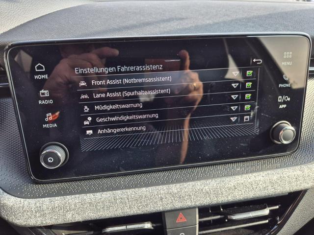 Skoda Kamiq 1.0 TSI 115PS DSG Selection AHK R&uuml;ckf.Kamera PDC v+h Sitzheizung Klimaautomatik Skoda-Radio Apple CarPlay + Android Auto Tempomat Garantieverl&auml;ngerung 16"LM 