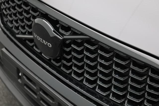 Volvo XC40 2.0 Black Edition Plus B4 Mild-Hybrid 197PS Automatik elektr. PanoDach R&uuml;ckf.Kamera PDC v+h ACC el.Heckklappe Harma/Kadon-Sound Klimaautomatik Sitzheizung Lenkradheizung Apple CarPlay Android Auto 20-LM 