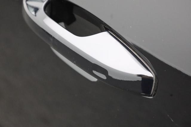 Volvo XC40 2.0 Black Edition Plus B4 Mild-Hybrid 197PS Automatik elektr. PanoDach R&uuml;ckf.Kamera PDC v+h ACC el.Heckklappe Harma/Kadon-Sound Klimaautomatik Sitzheizung Lenkradheizung Apple CarPlay Android Auto 20-LM 