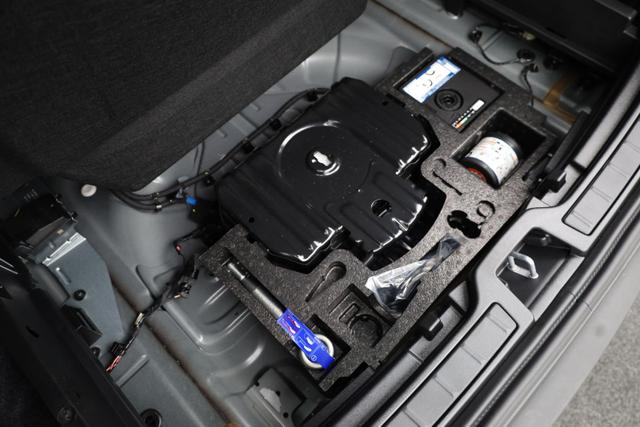 Volvo XC40 2.0 Black Edition Plus B4 Mild-Hybrid 197PS Automatik elektr. PanoDach R&uuml;ckf.Kamera PDC v+h ACC el.Heckklappe Harma/Kadon-Sound Klimaautomatik Sitzheizung Lenkradheizung Apple CarPlay Android Auto 20-LM 