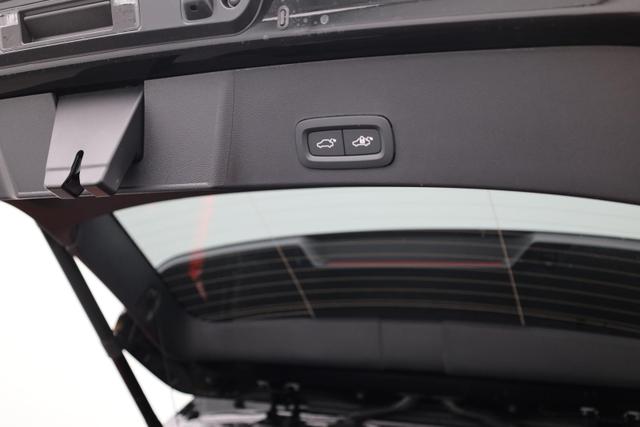 Volvo XC40 2.0 Black Edition Plus B4 Mild-Hybrid 197PS Automatik elektr. PanoDach R&uuml;ckf.Kamera PDC v+h ACC el.Heckklappe Harma/Kadon-Sound Klimaautomatik Sitzheizung Lenkradheizung Apple CarPlay Android Auto 20-LM 