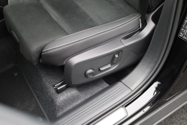 Volvo XC40 2.0 Black Edition Plus B4 Mild-Hybrid 197PS Automatik elektr. PanoDach R&uuml;ckf.Kamera PDC v+h ACC el.Heckklappe Harma/Kadon-Sound Klimaautomatik Sitzheizung Lenkradheizung Apple CarPlay Android Auto 20-LM 