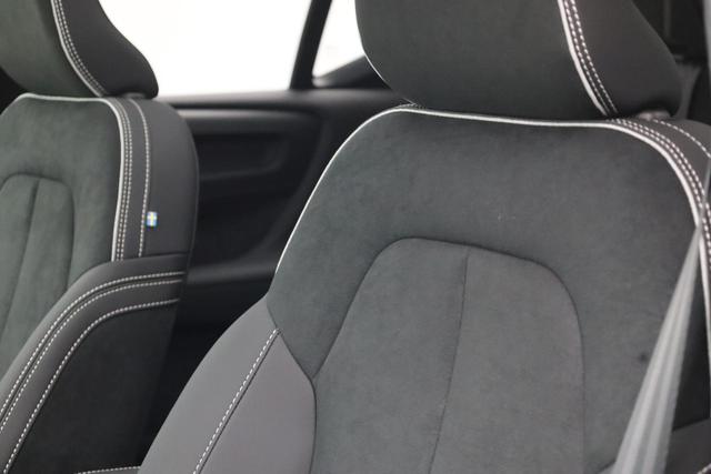 Volvo XC40 2.0 Black Edition Plus B4 Mild-Hybrid 197PS Automatik elektr. PanoDach R&uuml;ckf.Kamera PDC v+h ACC el.Heckklappe Harma/Kadon-Sound Klimaautomatik Sitzheizung Lenkradheizung Apple CarPlay Android Auto 20-LM 