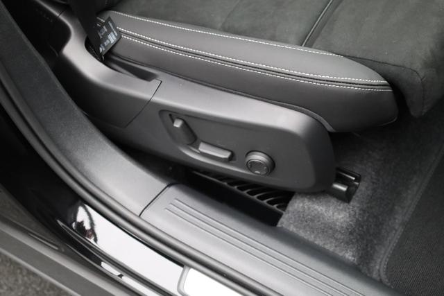 Volvo XC40 2.0 Black Edition Plus B4 Mild-Hybrid 197PS Automatik elektr. PanoDach R&uuml;ckf.Kamera PDC v+h ACC el.Heckklappe Harma/Kadon-Sound Klimaautomatik Sitzheizung Lenkradheizung Apple CarPlay Android Auto 20-LM 