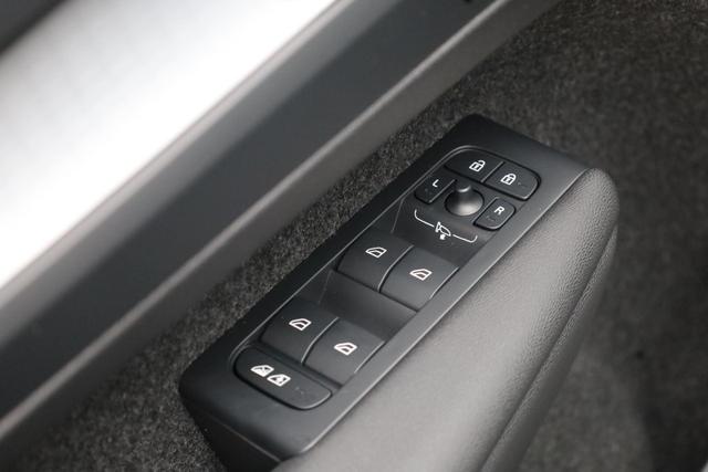 Volvo XC40 2.0 Black Edition Plus B4 Mild-Hybrid 197PS Automatik elektr. PanoDach R&uuml;ckf.Kamera PDC v+h ACC el.Heckklappe Harma/Kadon-Sound Klimaautomatik Sitzheizung Lenkradheizung Apple CarPlay Android Auto 20-LM 