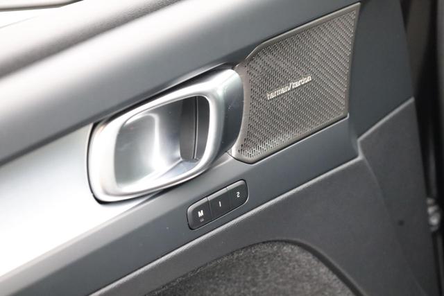 Volvo XC40 2.0 Black Edition Plus B4 Mild-Hybrid 197PS Automatik elektr. PanoDach R&uuml;ckf.Kamera PDC v+h ACC el.Heckklappe Harma/Kadon-Sound Klimaautomatik Sitzheizung Lenkradheizung Apple CarPlay Android Auto 20-LM 