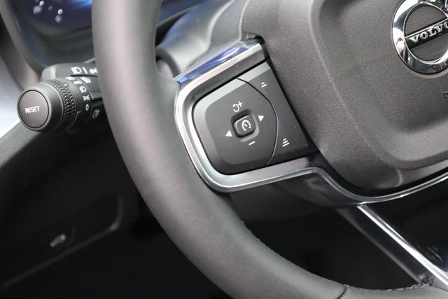 Volvo XC40 2.0 Black Edition Plus B4 Mild-Hybrid 197PS Automatik elektr. PanoDach R&uuml;ckf.Kamera PDC v+h ACC el.Heckklappe Harma/Kadon-Sound Klimaautomatik Sitzheizung Lenkradheizung Apple CarPlay Android Auto 20-LM 