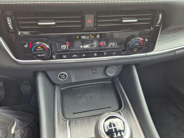 Nissan Qashqai 1.3 DIG-T MHEV 140PS Tekna Voll-Leder Klimaautomatik PanoGlasdach Sitzheizung Lenkradheizung Navi Head-Up Display elektr. Heckklappe ACC PDC v+h 360&deg;Kamera DAB Bluetooth Touchscreen Apple CarPlay Android Auto 19"LM 