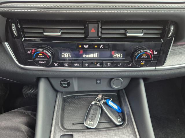 Nissan Qashqai 1.3 DIG-T MHEV 158 PS X-Tronic Tekna Voll-Leder Klimaautomatik PanoGlasdach Sitzheizung Lenkradheizung Navi Head-Up Display elektr. Heckklappe ACC PDC v+h 360&deg;Kamera DAB Bluetooth Touchscreen Apple CarPlay Android Auto 19"LM 