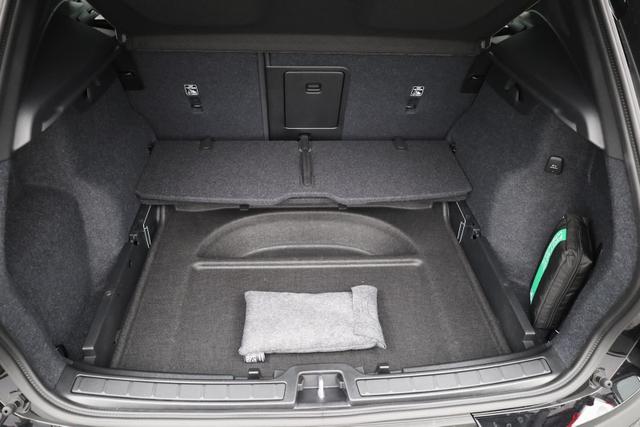 Volvo XC40 2.0 Black Edition Plus B4 Mild-Hybrid 197PS Automatik elektr. PanoDach R&uuml;ckf.Kamera PDC v+h ACC el.Heckklappe Harman/Kardon-Sound Klimaautomatik Sitzheizung Lenkradheizung Apple CarPlay Android Auto 20-LM 