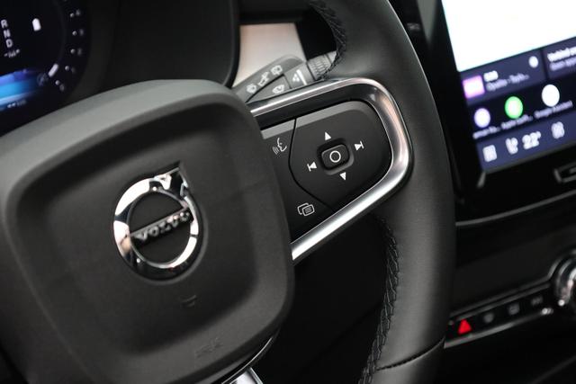 Volvo XC40 2.0 Black Edition Plus B4 Mild-Hybrid 197PS Automatik elektr. PanoDach R&uuml;ckf.Kamera PDC v+h ACC el.Heckklappe Harman/Kardon-Sound Klimaautomatik Sitzheizung Lenkradheizung Apple CarPlay Android Auto 20-LM 