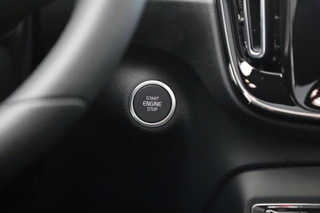 Volvo XC40 2.0 Black Edition Plus B4 Mild-Hybrid 197PS Automatik elektr. PanoDach R&uuml;ckf.Kamera PDC v+h ACC el.Heckklappe Harman/Kardon-Sound Klimaautomatik Sitzheizung Lenkradheizung Apple CarPlay Android Auto 20-LM 