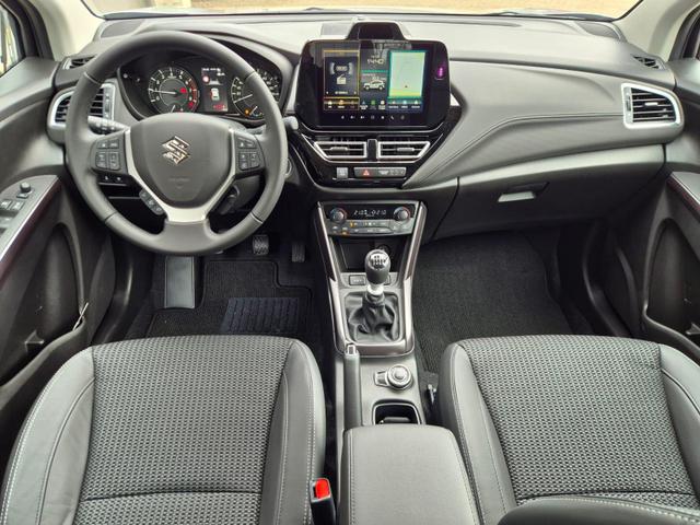 Suzuki S-Cross Comfort+ 110PS MHEV 4x4 ALLGRIP 1.4 Boosterjet Teilleder Navi Klimaautomatik Sitzheizung ACC PDC v+h 4x Kamera Suzuki-Radio Apple CarPlay Android Auto Touchscreen 2xKeyless 17-LM 