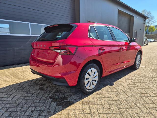 Skoda Fabia 1.0 TSI 95PS Selection 5-t&uuml;rig R&uuml;ckf.Kamera Parksensoren Sitzheizung Multifunktionslenkrad Klima Skoda-Radio Bluetooth Touchscreen Tempomat Nebelsch. Apple CarPlay + Android Auto 