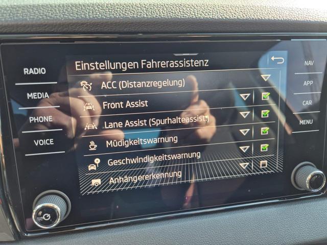 Skoda Karoq 1.5 TSI 150PS DSG Selection AHK Klimaautomatik Sitzheizung Lenkradheizung ACC PDC v+h R&uuml;ckf.Kamera abg.Scheiben Apple CarPlay Android Auto 17"LM 