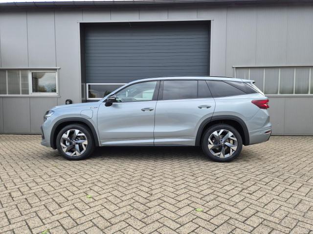 Skoda Kodiaq Sportline 1.5 TSI 204PS PHEV DSG schwenkb. AHK elektr. PanoDach HUD Alcantara PDC v+h 360&deg;Kamera CANTON Sound Klimaautomatik Sitzheizung Lenkradheizung Navi Apple CarPlay Android Auto 2xKeyless 19"LM vollelektr. Reichweite 116KM 