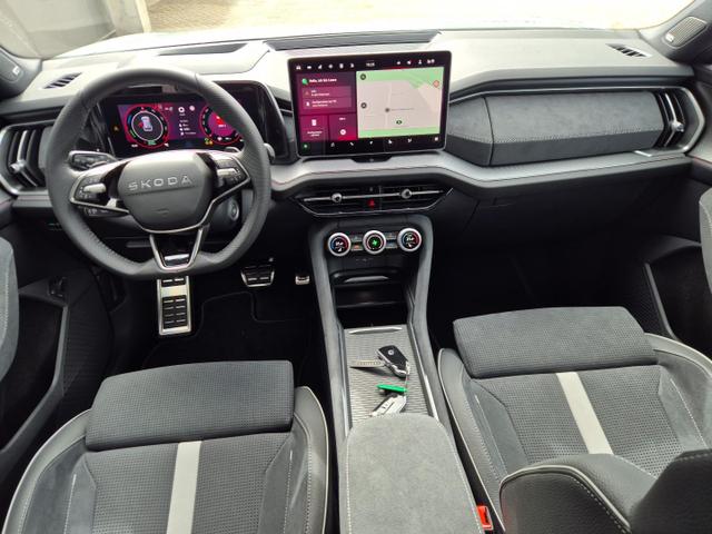 Skoda Kodiaq Sportline 1.5 TSI 204PS PHEV DSG schwenkb. AHK elektr. PanoDach HUD Alcantara PDC v+h 360&deg;Kamera CANTON Sound Klimaautomatik Sitzheizung Lenkradheizung Navi Apple CarPlay Android Auto 2xKeyless 19"LM vollelektr. Reichweite 116KM 