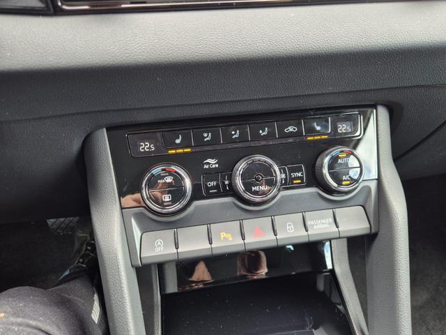 Skoda Karoq 1.5 TSI 150PS DSG Selection AHK Klimaautomatik Sitzheizung Lenkradheizung ACC PDC v+h R&uuml;ckf.Kamera abg.Scheiben Apple CarPlay Android Auto 17"LM 