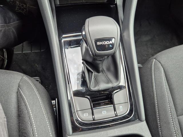 Skoda Karoq 1.5 TSI 150PS DSG Selection AHK Klimaautomatik Sitzheizung Lenkradheizung ACC PDC v+h R&uuml;ckf.Kamera abg.Scheiben Apple CarPlay Android Auto 17"LM 