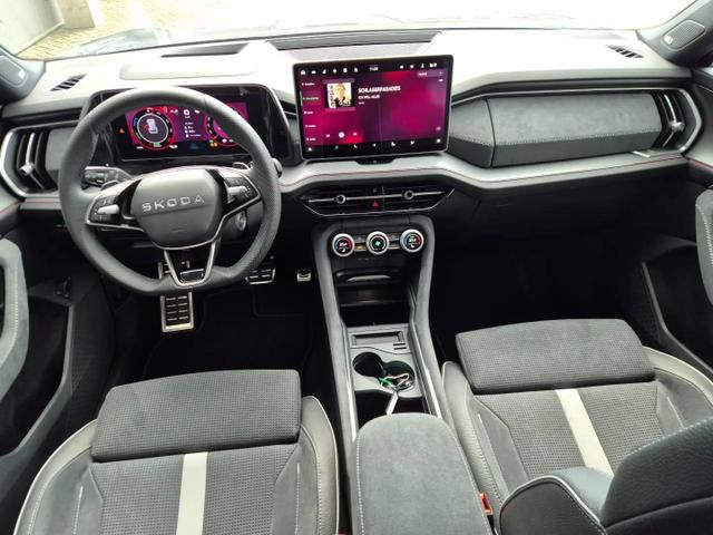 Skoda Kodiaq Sportline 1.5 TSI 204PS PHEV DSG schwenkb. AHK elektr. PanoDach HUD Alcantara PDC v+h 360&deg;Kamera CANTON Sound Klimaautomatik Sitzheizung Lenkradheizung Navi Apple CarPlay Android Auto 2xKeyless 19"LM vollelektr. Reichweite 116KM 