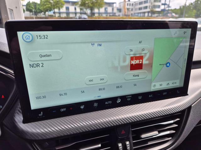 Ford Kuga ST-Line X 243PS PHEV Automatik HuD Matrix-LED schwenkb. AHK elektr. PanoDach Sitzheizung v+h Lenkradheizung Frontscheibe beheizb. Navi SYNC4 Apple CarPlay Android Auto Touchscreen PDC 4xKamera 2xKeyless B+O Sound 18"LM vollelektr. Reichweite 65K 