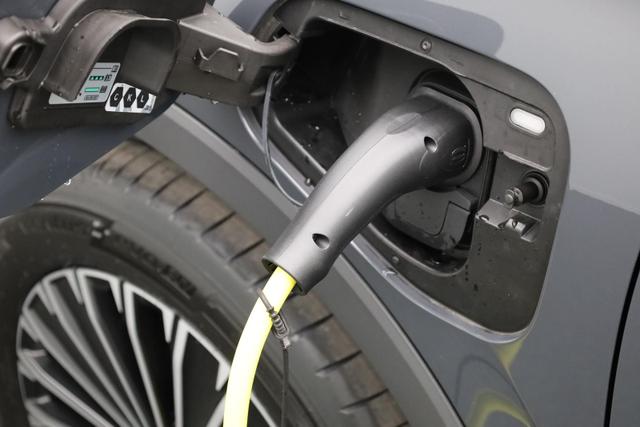Volkswagen Tiguan Life 1,5 l eHybrid OPF 204PS DSG elekt.AHK Design Paket Matrix-Scheinw. elektr. Heckklappe Sitzheizung Lenkradheizung Frontscheibe beheizb. R&uuml;ckf.Kamera Klimaautomatik VW-Radio Bluetooth wireless Apple CarPlay + Android Auto PDC v+h ACC 2xKeyless 