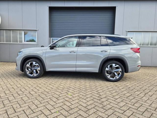Skoda Kodiaq Sportline 1.5 TSI 204PS PHEV DSG schwenkb. AHK elektr. PanoDach HUD Alcantara PDC v+h 360&deg;Kamera CANTON Sound Klimaautomatik Sitzheizung Lenkradheizung Navi Apple CarPlay Android Auto 2xKeyless 19"LM vollelektr. Reichweite 116KM 