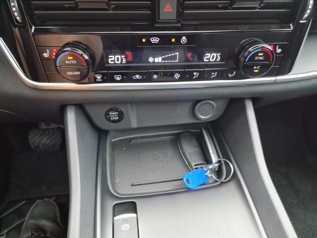 Nissan Qashqai 1.3 DIG-T MHEV 158 PS X-Tronic N-Connecta Teil-Leder PanoGlasdach Klimaautomatik Sitzheizung Lenkradheizung Navi ACC PDC v+h 360&deg;Kamera DAB Bluetooth Touchscreen Apple CarPlay Android Auto 18"LM 